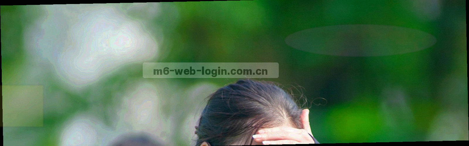 深靛蓝底色上排布的细线网格与刻度纹理